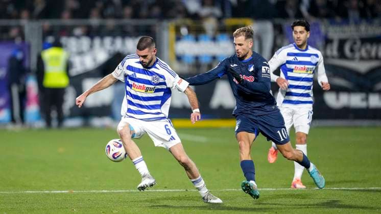 v.li.: Rasim Bulic (MSV, 6), Luka Djuric (Duric, TSG II, 10), Zweikampf, Spielszene, Duell, duel, tackle, tackling, Dynamik, Action, Aktion, 21.11.2025, Sinsheim (Deutschland), Fussball, 3. Liga, TSG 1899 Hoffenheim II - MSV Duisburg, DFB DFL REGULATIONS PROHIBIT ANY USE OF PHOTOGRAPHS AS IMAGE SEQUENCES AND OR QUASI-VIDEO.