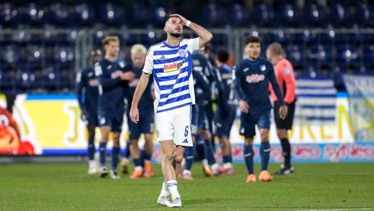 Rasim Bulic (MSV, 6), Spieler vom MSV Duisburg, enttäuscht schauend, Enttäuschung, Frustration, disappointed, pessimistisch, nach dem Gegentor zum 2:0, Action, Aktion, Spielszene, 21.11.2025, Sinsheim (Deutschland), Fussball, 3. Liga, TSG 1899 Hoffenheim II - MSV Duisburg, DFB DFL REGULATIONS PROHIBIT ANY USE OF PHOTOGRAPHS AS IMAGE SEQUENCES AND OR QUASI-VIDEO.
