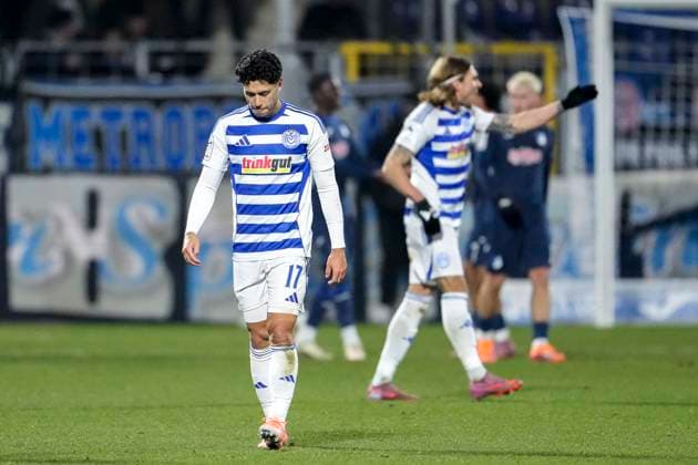 v.li.: Mert Göckan (MSV, 17), Joshua Bitter (MSV, 29), Spieler vom MSV Duisburg, enttäuscht schauend, Enttäuschung, Frustration, disappointed, pessimistisch, nach dem Gegentor zum 4:0, Action, Aktion, Spielszene, 21.11.2025, Sinsheim (Deutschland), Fussball, 3. Liga, TSG 1899 Hoffenheim II - MSV Duisburg, DFB DFL REGULATIONS PROHIBIT ANY USE OF PHOTOGRAPHS AS IMAGE SEQUENCES AND OR QUASI-VIDEO.