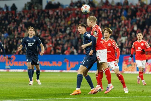 Andreas Hanche Olsen (FSV Mainz 05) im Kopfballduell mit Fisnik Asllani (TSG Hoffenheim), FSV Mainz 05 vs TSG Hoffenheim, Fussball, 1. Bundesliga, 11. Spieltag, Saison 2025 2026, 21.11.2025 DFB regulations prohibit any use of photographs as image sequences and or quasi-video. FSV Mainz 05 vs TSG Hoffenheim, Fussball, 1. Bundesliga, 11. Spieltag, Saison 2025 2026, 21.11.2025 Copyright: xEibner-Pressefoto AlexanderxNeisx EP_ANS