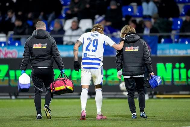 Joshua Bitter (MSV, 29) hat sich verletzt und muss ausgewechselt werden, verlässt den Platz, verletzt, Verletzung, Verletzungspause, Action, Aktion, Spielszene, 21.11.2025, Sinsheim (Deutschland), Fussball, 3. Liga, TSG 1899 Hoffenheim II - MSV Duisburg, DFB DFL REGULATIONS PROHIBIT ANY USE OF PHOTOGRAPHS AS IMAGE SEQUENCES AND OR QUASI-VIDEO.