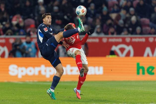 Robin Hranac (TSG Hoffenheim) im Zweikampf mit Silvan Dominic Widmer (FSV Mainz 05), FSV Mainz 05 vs TSG Hoffenheim, Fussball, 1. Bundesliga, 11. Spieltag, Saison 2025 2026, 21.11.2025 DFB regulations prohibit any use of photographs as image sequences and or quasi-video. FSV Mainz 05 vs TSG Hoffenheim, Fussball, 1. Bundesliga, 11. Spieltag, Saison 2025 2026, 21.11.2025 Copyright: xEibner-Pressefoto AlexanderxNeisx EP_ANS
