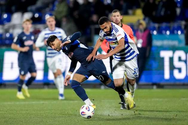 v.li.: Nader Jindaoui (El-Jindaoui, TSG II, 30), Jesse Tugbenyo (MSV, 33), Zweikampf, Spielszene, Duell, duel, tackle, tackling, Dynamik, Action, Aktion, 21.11.2025, Sinsheim (Deutschland), Fussball, 3. Liga, TSG 1899 Hoffenheim II - MSV Duisburg, DFB DFL REGULATIONS PROHIBIT ANY USE OF PHOTOGRAPHS AS IMAGE SEQUENCES AND OR QUASI-VIDEO.