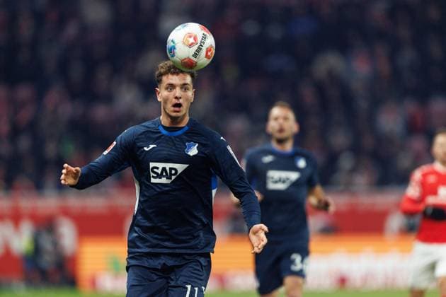 Fisnik Asllani (TSG Hoffenheim) mit Ball, FSV Mainz 05 vs TSG Hoffenheim, Fussball, 1. Bundesliga, 11. Spieltag, Saison 2025 2026, 21.11.2025 DFB regulations prohibit any use of photographs as image sequences and or quasi-video. FSV Mainz 05 vs TSG Hoffenheim, Fussball, 1. Bundesliga, 11. Spieltag, Saison 2025 2026, 21.11.2025 Copyright: xEibner-Pressefoto AlexanderxNeisx EP_ANS