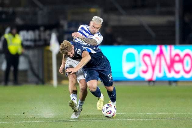 v.li.: Maximilian Dittgen (MSV, 11), Florian Bähr (TSG II, 39), Zweikampf, Spielszene, Duell, duel, tackle, tackling, Dynamik, Action, Aktion, 21.11.2025, Sinsheim (Deutschland), Fussball, 3. Liga, TSG 1899 Hoffenheim II - MSV Duisburg, DFB DFL REGULATIONS PROHIBIT ANY USE OF PHOTOGRAPHS AS IMAGE SEQUENCES AND OR QUASI-VIDEO.