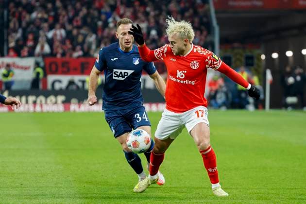 Vladimir Coufal (TSG Hoffenheim, 34) und Benedict Hollerbach (1.FSV Mainz, 17) im Zweikampf , Deutschland, Fussball, 1. Bundesliga, 11.Spieltag, 2025 2026, 1.FSV Mainz vs. TSG 1899 Hoffenheim, 21.11.2025, Mewa Arena, Mainz, Deutschland Mainz Mewa Arena Rheinland-Pfalz Deutschland Copyright: xGrantxHubbsx