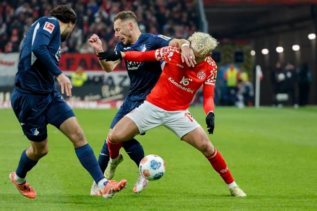 Vladimir Coufal (TSG Hoffenheim, 34) und Benedict Hollerbach (1.FSV Mainz, 17) im Zweikampf , Deutschland, Fussball, 1. Bundesliga, 11.Spieltag, 2025 2026, 1.FSV Mainz vs. TSG 1899 Hoffenheim, 21.11.2025, Mewa Arena, Mainz, Deutschland Mainz Mewa Arena Rheinland-Pfalz Deutschland Copyright: xGrantxHubbsx
