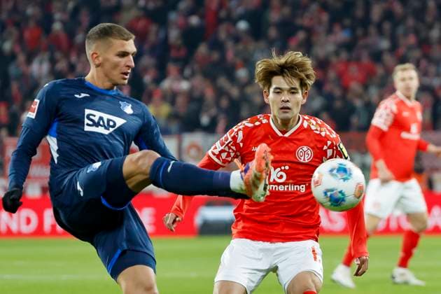 Grischa Prömel, Promel (TSG Hoffenheim, 06) und Kaishu Sano (1.FSV Mainz, 06) im Zweikampf , Deutschland, Fussball, 1. Bundesliga, 11.Spieltag, 2025 2026, 1.FSV Mainz vs. TSG 1899 Hoffenheim, 21.11.2025, Mewa Arena, Mainz, Deutschland Mainz Mewa Arena Rheinland-Pfalz Deutschland Copyright: xGrantxHubbsx