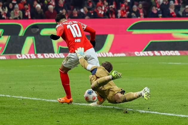 Nadiem Amiri (1.FSV Mainz, 10) und Oliver Baumann (TSG Hoffenheim, 01) im Kampf um den Ball , Deutschland, Fussball, 1. Bundesliga, 11.Spieltag, 2025 2026, 1.FSV Mainz vs. TSG 1899 Hoffenheim, 21.11.2025, Mewa Arena, Mainz, Deutschland Mainz Mewa Arena Rheinland-Pfalz Deutschland Copyright: xGrantxHubbsx