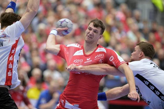 Uladsislau Kulesch (MT Melsungen 20) Beim Wurf; Johannes Golla (SG Flensburg-Handewitt 4) (R), Lukas Lindhard Joergensen (SG Flensburg-Handewitt 25) (L) , GER, MT Melsungen - SG Flensburg-Handewitt, Handball, 1. Bundesliga, 13. Spieltag, Saison 2025 2026, 21.11.2025, GER, MT Melsungen - SG Flensburg-Handewitt, Handball, 1. Bundesliga, 13. Spieltag, Saison 2025 2026, 21.11.2025 Kassel Copyright: xEibner-Pressefotox xRolandxSippex EP_RSL