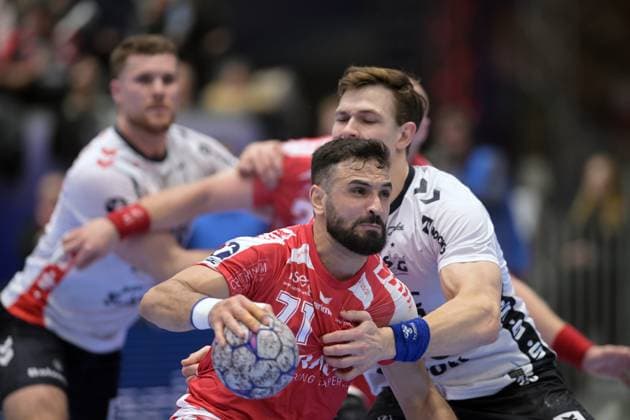 Mohamed Amine Darmoul (MT Melsungen 71) (am Ball), g75 , Johannes Golla (SG Flensburg-Handewitt 4) (L) , GER, MT Melsungen - SG Flensburg-Handewitt, Handball, 1. Bundesliga, 13. Spieltag, Saison 2025 2026, 21.11.2025, GER, MT Melsungen - SG Flensburg-Handewitt, Handball, 1. Bundesliga, 13. Spieltag, Saison 2025 2026, 21.11.2025 Kassel Copyright: xEibner-Pressefotox xRolandxSippex EP_RSL