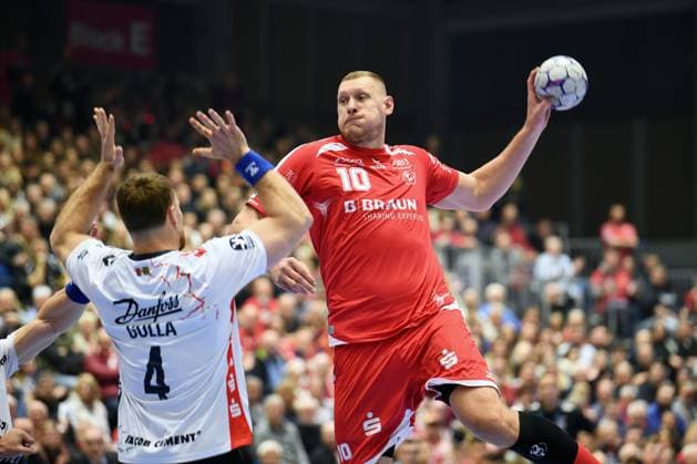Dainis Kristopans (MT Melsungen 10) beim Wurf; Johannes Golla (SG Flensburg-Handewitt 4) , GER, MT Melsungen - SG Flensburg-Handewitt, Handball, 1. Bundesliga, 13. Spieltag, Saison 2025 2026, 21.11.2025, GER, MT Melsungen - SG Flensburg-Handewitt, Handball, 1. Bundesliga, 13. Spieltag, Saison 2025 2026, 21.11.2025 Kassel Copyright: xEibner-Pressefotox xRolandxSippex EP_RSL