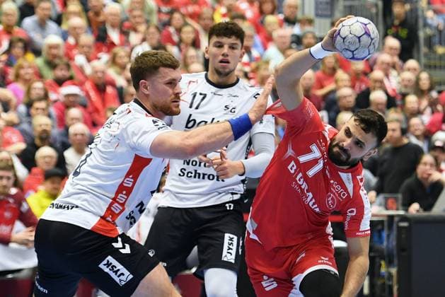 Mohamed Amine Darmoul (MT Melsungen 71) (am Ball), Johannes Golla (SG Flensburg-Handewitt 4) (L), Marko Grgic (SG Flensburg-Handewitt 17) , GER, MT Melsungen - SG Flensburg-Handewitt, Handball, 1. Bundesliga, 13. Spieltag, Saison 2025 2026, 21.11.2025, GER, MT Melsungen - SG Flensburg-Handewitt, Handball, 1. Bundesliga, 13. Spieltag, Saison 2025 2026, 21.11.2025 Kassel Copyright: xEibner-Pressefotox xRolandxSippex EP_RSL