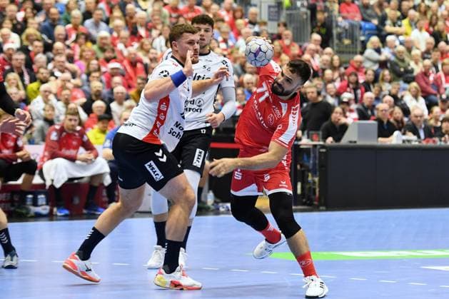 Mohamed Amine Darmoul (MT Melsungen 71) (am Ball), Johannes Golla (SG Flensburg-Handewitt 4) (L), Marko Grgic (SG Flensburg-Handewitt 17) , GER, MT Melsungen - SG Flensburg-Handewitt, Handball, 1. Bundesliga, 13. Spieltag, Saison 2025 2026, 21.11.2025, GER, MT Melsungen - SG Flensburg-Handewitt, Handball, 1. Bundesliga, 13. Spieltag, Saison 2025 2026, 21.11.2025 Kassel Copyright: xEibner-Pressefotox xRolandxSippex EP_RSL