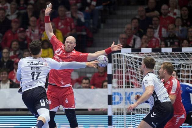 Marko Grgic (SG Flensburg-Handewitt 17) beim Wurf; Arnar Freyr Arnarsson (MT Melsungen 21) in der Abwehr , GER, MT Melsungen - SG Flensburg-Handewitt, Handball, 1. Bundesliga, 13. Spieltag, Saison 2025 2026, 21.11.2025, GER, MT Melsungen - SG Flensburg-Handewitt, Handball, 1. Bundesliga, 13. Spieltag, Saison 2025 2026, 21.11.2025 Kassel Copyright: xEibner-Pressefotox xRolandxSippex EP_RSL