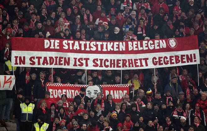 21.11.2025, xhbx, Fussball 1.Bundesliga, FSV Mainz 05 - TSG Hoffenheim v.l. Fans, Stimmung, Schals, Fahne, Banner, Fanproteste von FSV Mainz 05, Die Statistiken Belegen, im Stadion ist Sicherheit gegeben (DFL DFB REGULATIONS PROHIBIT ANY USE OF PHOTOGRAPHS as IMAGE SEQUENCES and or QUASI-VIDEO) Mainz