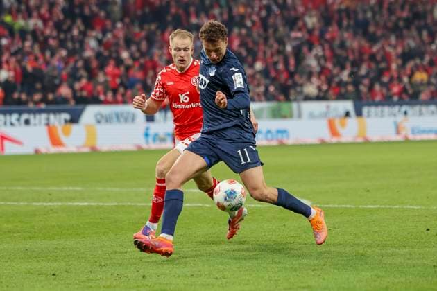 Andreas Hanche-Olsen (1.FSV Mainz, 25) und Fisnik Asllani (TSG Hoffenheim, 11) im Kampf um den Ball , Deutschland, Fussball, 1. Bundesliga, 11.Spieltag, 2025 2026, 1.FSV Mainz vs. TSG 1899 Hoffenheim, 21.11.2025, Mewa Arena, Mainz, Deutschland Mainz Mewa Arena Rheinland-Pfalz Deutschland Copyright: xGrantxHubbsx