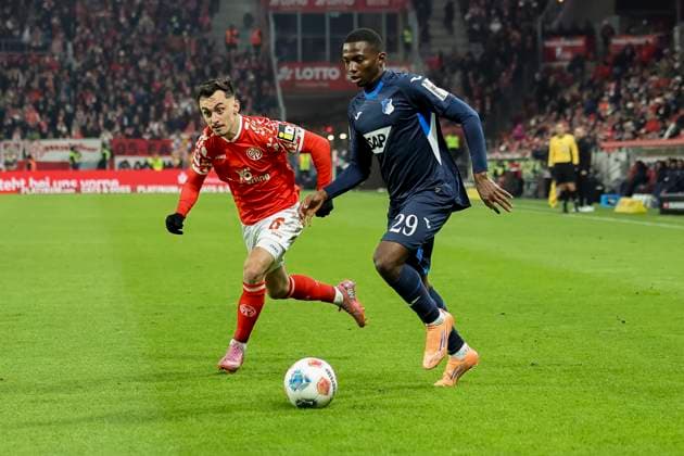 Paul Nebel (1.FSV Mainz, 08) und Bazoumana Toure (TSG Hoffenheim, 29) im Laufduell , Deutschland, Fussball, 1. Bundesliga, 11.Spieltag, 2025 2026, 1.FSV Mainz vs. TSG 1899 Hoffenheim, 21.11.2025, Mewa Arena, Mainz, Deutschland Mainz Mewa Arena Rheinland-Pfalz Deutschland Copyright: xGrantxHubbsx