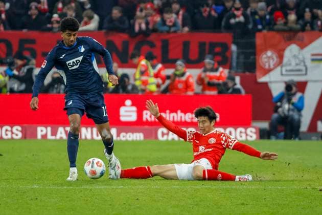 Bernardo (TSG Hoffenheim, 13) und Sota Kawasaki (1.FSV Mainz, 24) im Zweikampf , Deutschland, Fussball, 1. Bundesliga, 11.Spieltag, 2025 2026, 1.FSV Mainz vs. TSG 1899 Hoffenheim, 21.11.2025, Mewa Arena, Mainz, Deutschland Mainz Mewa Arena Rheinland-Pfalz Deutschland Copyright: xGrantxHubbsx