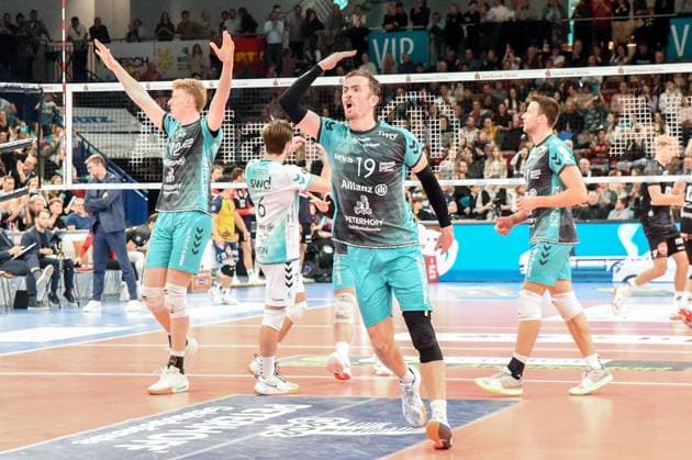 Die Spieler von den Powervolleys Düren jubeln über einen Punkt, Jubel, celebrate the point, celebration, Action, Aktion, 21.11.2025, Düren (Deutschland), Volleyball, 1. Bundesliga Männer, SWD Powervolleys Düren - SVG Lüneburg