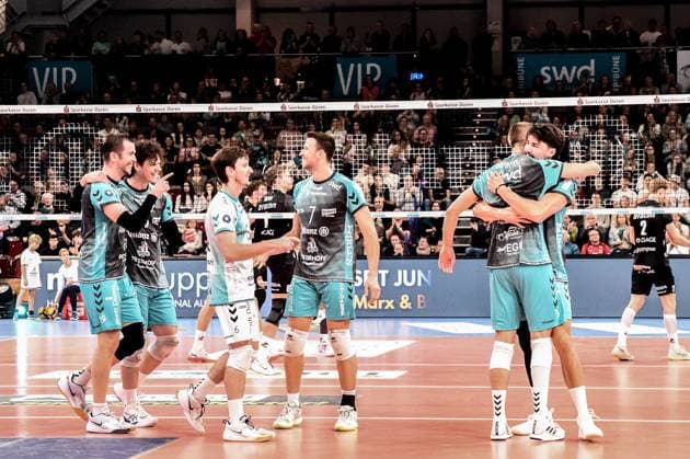 Die Spieler von den Powervolleys Düren jubeln über einen Punkt, Jubel, celebrate the point, celebration, Action, Aktion, 21.11.2025, Düren (Deutschland), Volleyball, 1. Bundesliga Männer, SWD Powervolleys Düren - SVG Lüneburg