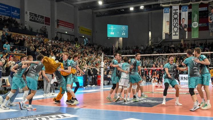Die Spieler von den Powervolleys Düren jubeln über einen Punkt, Jubel, celebrate the point, celebration, Action, Aktion, 21.11.2025, Düren (Deutschland), Volleyball, 1. Bundesliga Männer, SWD Powervolleys Düren - SVG Lüneburg
