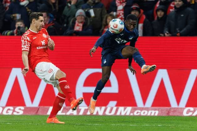 Ihlas Bebou (TSG Hoffenheim) im Zweikampf mit Dominik Kohr (FSV Mainz 05), FSV Mainz 05 vs TSG Hoffenheim, Fussball, 1. Bundesliga, 11. Spieltag, Saison 2025 2026, 21.11.2025 DFB regulations prohibit any use of photographs as image sequences and or quasi-video. FSV Mainz 05 vs TSG Hoffenheim, Fussball, 1. Bundesliga, 11. Spieltag, Saison 2025 2026, 21.11.2025 Copyright: xEibner-Pressefoto AlexanderxNeisx EP_ANS