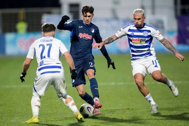 v.li.: Can Coskun (MSV, 27), Luca Erlein (TSG II 24), Maximilian Dittgen (MSV, 11), Zweikampf, Spielszene, Duell, duel, tackle, tackling, Dynamik, Action, Aktion, 21.11.2025, Sinsheim (Deutschland), Fussball, 3. Liga, TSG 1899 Hoffenheim II - MSV Duisburg, DFB DFL REGULATIONS PROHIBIT ANY USE OF PHOTOGRAPHS AS IMAGE SEQUENCES AND OR QUASI-VIDEO.