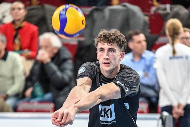 Joscha Kunstmann (SVG Lüneburg, 7) beim Aufwärmen, Aufwärmprogramm, Warmlaufen vor dem Spiel, Aktion, Action,, 21.11.2025, Düren (Deutschland), Volleyball, 1. Bundesliga Männer, SWD Powervolleys Düren - SVG Lüneburg