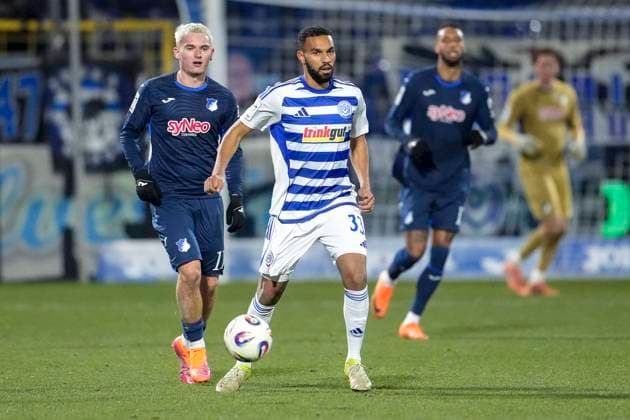 v.li.: Paul Hennrich (TSG II, 11), Jesse Tugbenyo (MSV, 33), Aktion, Action, Spielszene, 21.11.2025, Sinsheim (Deutschland), Fussball, 3. Liga, TSG 1899 Hoffenheim II - MSV Duisburg, DFB DFL REGULATIONS PROHIBIT ANY USE OF PHOTOGRAPHS AS IMAGE SEQUENCES AND OR QUASI-VIDEO.