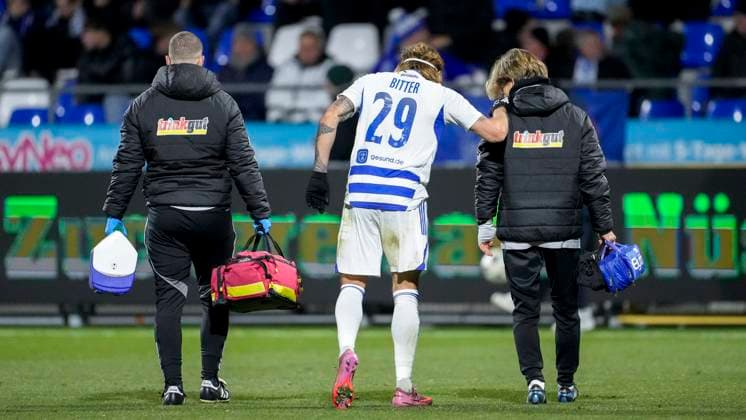 Joshua Bitter (MSV, 29) verlässt das Spielfeld und muss ausgewechselt werden, verletzt, Verletzung, Verletzungspause, Action, Aktion, Spielszene, 21.11.2025, Sinsheim (Deutschland), Fussball, 3. Liga, TSG 1899 Hoffenheim II - MSV Duisburg, DFB DFL REGULATIONS PROHIBIT ANY USE OF PHOTOGRAPHS AS IMAGE SEQUENCES AND OR QUASI-VIDEO.