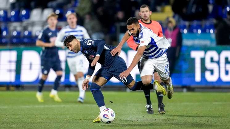 v.li.: Nader Jindaoui (El-Jindaoui, TSG II, 30), Jesse Tugbenyo (MSV, 33), Zweikampf, Spielszene, Duell, duel, tackle, tackling, Dynamik, Action, Aktion, 21.11.2025, Sinsheim (Deutschland), Fussball, 3. Liga, TSG 1899 Hoffenheim II - MSV Duisburg, DFB DFL REGULATIONS PROHIBIT ANY USE OF PHOTOGRAPHS AS IMAGE SEQUENCES AND OR QUASI-VIDEO.