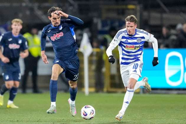 v.li.: Arian Llugiqi (TSG II, 22), Christian Viet (MSV, 10), Aktion, Action, Spielszene, 21.11.2025, Sinsheim (Deutschland), Fussball, 3. Liga, TSG 1899 Hoffenheim II - MSV Duisburg, DFB DFL REGULATIONS PROHIBIT ANY USE OF PHOTOGRAPHS AS IMAGE SEQUENCES AND OR QUASI-VIDEO.