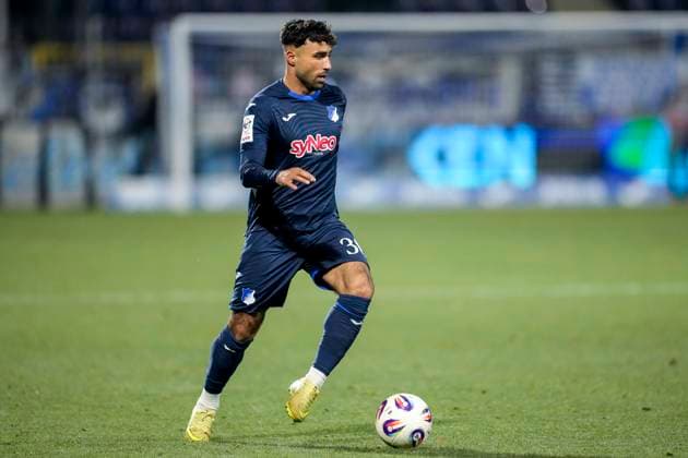 Nader Jindaoui (El-Jindaoui, TSG II, 30), am Ball, Freisteller, Ganzkörper, Einzelbild, Einzelfoto, Aktion, Action, 21.11.2025, Sinsheim (Deutschland), Fussball, 3. Liga, TSG 1899 Hoffenheim II - MSV Duisburg, DFB DFL REGULATIONS PROHIBIT ANY USE OF PHOTOGRAPHS AS IMAGE SEQUENCES AND OR QUASI-VIDEO.