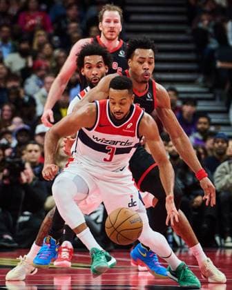 November 21, 2025, Toronto, On, Canada: Washington Wizards CJ McCollum (3) protects the ball from Toronto Raptors Scottie Barnes (4) during first half NBA, Basketball Herren, USA basketball action in Toronto, on Friday, Nov. 21, 2025. Canada News - November 21, 2025 - ZUMAc35_ 20251121_zaf_c35_107 Copyright: xSammyxKoganx