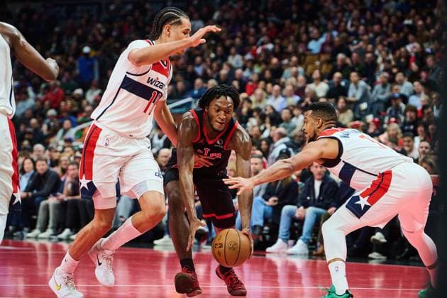 November 21, 2025, Toronto, On, Canada: Toronto Raptors Immanuel Quickley (centre) drives through Washington Wizards Kyshawn George (left) and CJ McCollum (right) during first half NBA, Basketball Herren, USA basketball action in Toronto, on Friday, Nov. 21, 2025. Canada News - November 21, 2025 - ZUMAc35_ 20251121_zaf_c35_109 Copyright: xSammyxKoganx