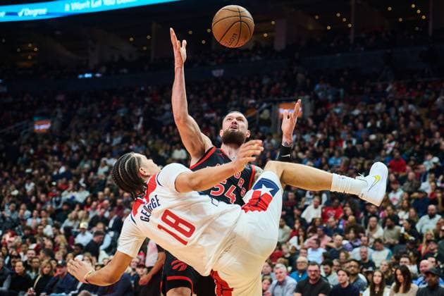 November 21, 2025, Toronto, On, Canada: Toronto Raptors Sandro Mamukelashvili (54) and Washington Wizards Kyshawn George (18) vie for the ball during first half NBA, Basketball Herren, USA basketball action in Toronto, on Friday, Nov. 21, 2025. Canada News - November 21, 2025 - ZUMAc35_ 20251121_zaf_c35_196 Copyright: xSammyxKoganx