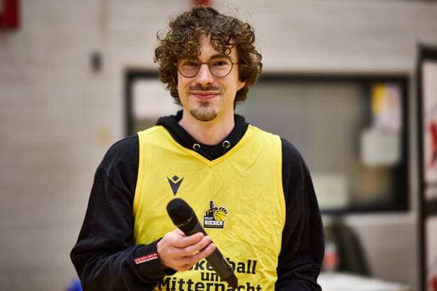 Aaron Glock Journalist, Moderator GER, Basketball um Mitternacht, MHP Riesen Ludwigsburg, Basketball, 21.11.2025 GER, MHP Riesen Ludwigsburg, Basketball, Basketball Bundesliga, BBL, Basketball Maenner Saison 2025 2026, 21.11.2025 Ludwigsburg Copyright: xEibner-Pressefoto xFrancescoxConx
