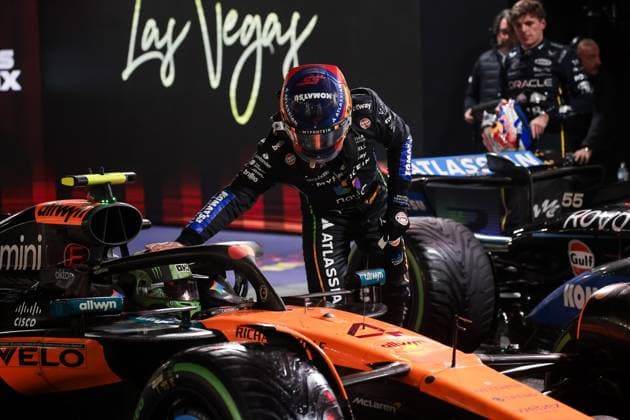 F1 - LAS VEGAS GRAND PRIX 2025 SAINZ Carlos (spa), Williams Racing FW47, portrait and NORRIS Lando (gbr), McLaren F1 Team MCL39, portrait celebration during the 2025 Formula 1 Las Vegas Grand Prix, 22th round of the 2025 FIA Formula One World Championship, WM, Weltmeisterschaft from November 21 to 23, 2025 on the Las Vegas Strip Circuit, in Paradise, Nevada, United States of America - ParadiseUnited States Copyright: xEricxAlonsox