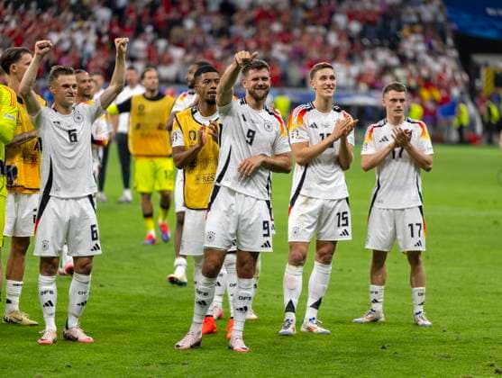 23.06.2024, Fussball UEFA EURO, EM, Europameisterschaft,Fussball 2024, Vorrunde, 3.Spieltag, Schweiz - Deutschland, in der Frankfurt-Arena in Frankfurt am Main, Jubel nach dem Spiel bei der Deutschen Mannschaft hier Niclas Füllkrug (Deutschland), Nico Schlotterbeck (Deutschland), Joshua Kimmich (Deutschland), Florian Wirtz (Deutschland)