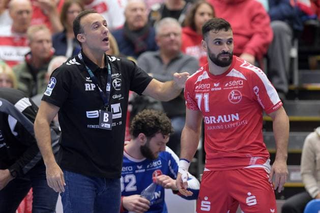 Roberto Garcia Parrondo (Trainer MT Melsungen), Mohamed Amine Darmoul (MT Melsungen 71) , GER, MT Melsungen - SG Flensburg-Handewitt, Handball, 1. Bundesliga, 13. Spieltag, Saison 2025 2026, 21.11.2025, GER, MT Melsungen - SG Flensburg-Handewitt, Handball, 1. Bundesliga, 13. Spieltag, Saison 2025 2026, 21.11.2025 Kassel Copyright: xEibner-Pressefotox xRolandxSippelx EP_RSL