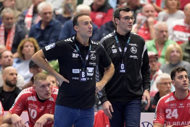 Roberto Garcia Parrondo (Trainer MT Melsungen), Isaias Guadiola Villaplana (Co-Trainer MT Melsungen), Dainis Kristopans (MT Melsungen 10) (L), Alexandre Cavalcanti (MT Melsungen 24) , GER, MT Melsungen - SG Flensburg-Handewitt, Handball, 1. Bundesliga, 13. Spieltag, Saison 2025 2026, 21.11.2025, GER, MT Melsungen - SG Flensburg-Handewitt, Handball, 1. Bundesliga, 13. Spieltag, Saison 2025 2026, 21.11.2025 Kassel Copyright: xEibner-Pressefotox xRolandxSippelx EP_RSL