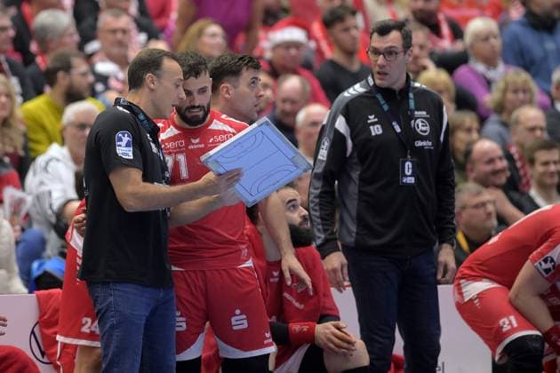 Roberto Garcia Parrondo (Trainer MT Melsungen), Mohamed Amine Darmoul (MT Melsungen 71), Isaias Guadiola Villaplana (Co-Trainer MT Melsungen) , GER, MT Melsungen - SG Flensburg-Handewitt, Handball, 1. Bundesliga, 13. Spieltag, Saison 2025 2026, 21.11.2025, GER, MT Melsungen - SG Flensburg-Handewitt, Handball, 1. Bundesliga, 13. Spieltag, Saison 2025 2026, 21.11.2025 Kassel Copyright: xEibner-Pressefotox xRolandxSippelx EP_RSL