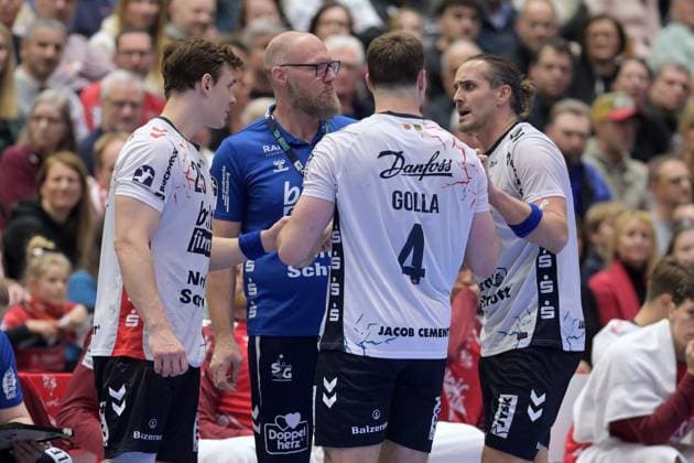 Lukas Lindhard Joergensen (SG Flensburg-Handewitt 25), Ales Pajovic (Trainer SG Flensburg-Handewitt), Johannes Golla (SG Flensburg-Handewitt 4), Kent Robin Toennesen (SG Flensburg-Handewitt 23) (R) , GER, MT Melsungen - SG Flensburg-Handewitt, Handball, 1. Bundesliga, 13. Spieltag, Saison 2025 2026, 21.11.2025, GER, MT Melsungen - SG Flensburg-Handewitt, Handball, 1. Bundesliga, 13. Spieltag, Saison 2025 2026, 21.11.2025 Kassel Copyright: xEibner-Pressefotox xRolandxSippelx EP_RSL