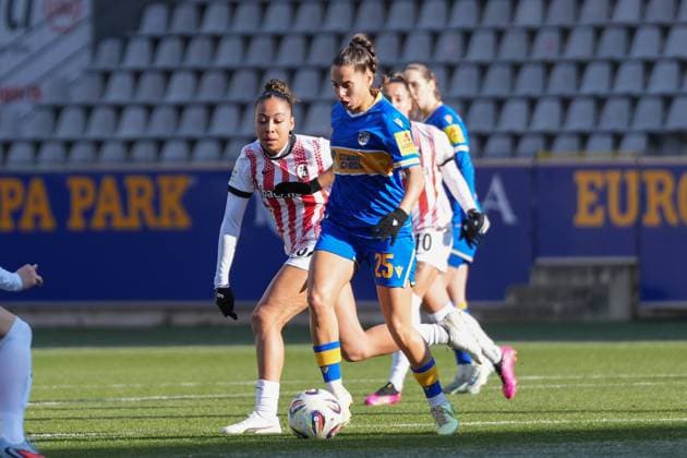 Nicole Ojukwu (SC Freiburg, 06) im Zweikampf mit Noemi Gentile (FC Carl Zeiss Jena Frauen, 25) , Deutschland, Fussball, GooglePixel Frauen-Bundesliga, 11.Spieltag, 2025 2026, SC Freiburg vs. FC Carl Zeiss Jena, 22.11.2025, Dreisamstadion, Freiburg, Deutschland DFB REGULATIONS PROHIBIT ANY USE OF PHOTOGRAPHS AS IMAGE SEQUENCES AND OR QUASI-VIDEO. Freiburg Dreisamstadion Baden-Wuerttemberg Deutschland Copyright: xArnexAmbergx