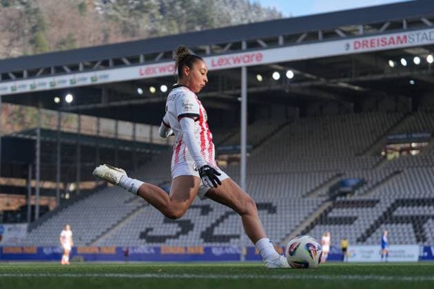 Nicole Ojukwu (SC Freiburg, 06) am Ball , Deutschland, Fussball, GooglePixel Frauen-Bundesliga, 11.Spieltag, 2025 2026, SC Freiburg vs. FC Carl Zeiss Jena, 22.11.2025, Dreisamstadion, Freiburg, Deutschland DFB REGULATIONS PROHIBIT ANY USE OF PHOTOGRAPHS AS IMAGE SEQUENCES AND OR QUASI-VIDEO. Freiburg Dreisamstadion Baden-Wuerttemberg Deutschland Copyright: xArnexAmbergx