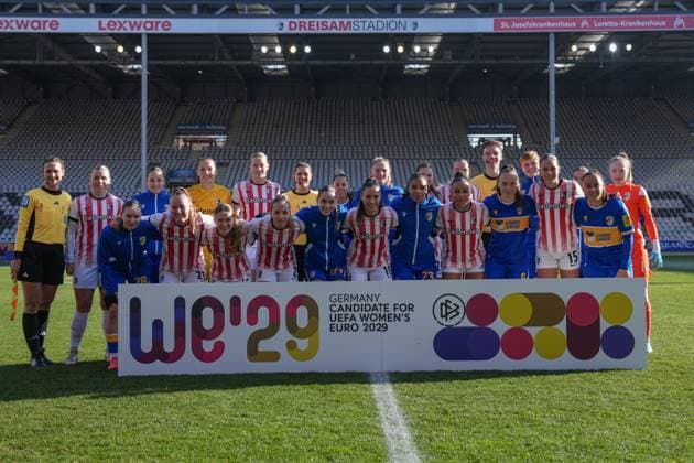 Foto der beiden Mannschaften, Bewerbung für die UEFA Womens Euro 2029 , Deutschland, Fussball, GooglePixel Frauen-Bundesliga, 11.Spieltag, 2025 2026, SC Freiburg vs. FC Carl Zeiss Jena, 22.11.2025, Dreisamstadion, Freiburg, Deutschland DFB REGULATIONS PROHIBIT ANY USE OF PHOTOGRAPHS AS IMAGE SEQUENCES AND OR QUASI-VIDEO. Freiburg Dreisamstadion Baden-Wuerttemberg Deutschland Copyright: xArnexAmbergx