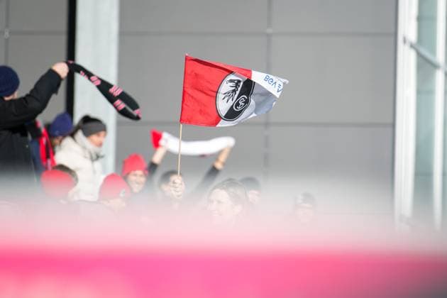 Fussball, Google Pixel Frauen-Bundesliga, 11.Spieltag, 2025 2026, SC Freiburg vs. Carl Zeiss Jena, 22.11.2025, Dreisamstadion, Freiburg,: Fans, Fahne, Freiburg Dreisamstadion Baden-Württemberg Deutschland Copyright: xFINLEYxMÖRCHx
