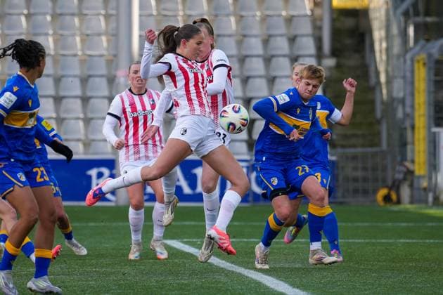 Fussball, Google Pixel Frauen-Bundesliga, 11.Spieltag, 2025 2026, SC Freiburg vs. Carl Zeiss Jena, 22.11.2025, Dreisamstadion, Freiburg,:Maj Schneider (SC Freiburg, Frauen 15) Luca Birkholz (SC Freiburg, Frauen 23) Toma Ihlenburg (FC Carl Zeiss Jena Frauen, 03) Freiburg Dreisamstadion Baden-Württemberg Deutschland Copyright: xFINLEYxMÖRCHx