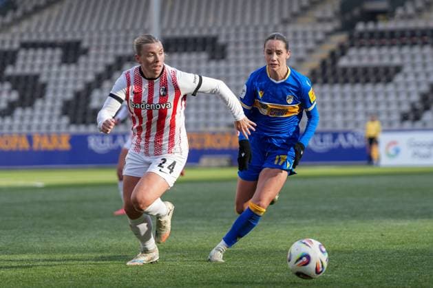 Ingibjörg Sigurdardottir Ingibjoerg Sigurdardottir (SC Freiburg, 24) im Zweikampf mit Rieke Tietz (FC Carl Zeiss Jena Frauen, 17) , Deutschland, Fussball, GooglePixel Frauen-Bundesliga, 11.Spieltag, 2025 2026, SC Freiburg vs. FC Carl Zeiss Jena, 22.11.2025, Dreisamstadion, Freiburg, Deutschland DFB REGULATIONS PROHIBIT ANY USE OF PHOTOGRAPHS AS IMAGE SEQUENCES AND OR QUASI-VIDEO. Freiburg Dreisamstadion Baden-Wuerttemberg Deutschland Copyright: xArnexAmbergx